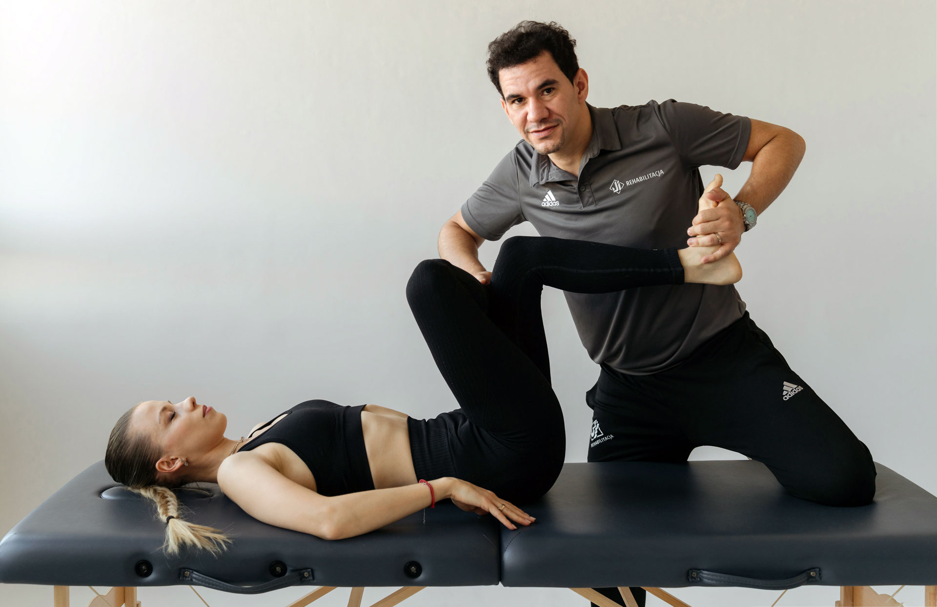 Fizjoterapia Warszawa Wola – terapia manualna i mobilizacja nogi podczas sesji rehabilitacyjnej